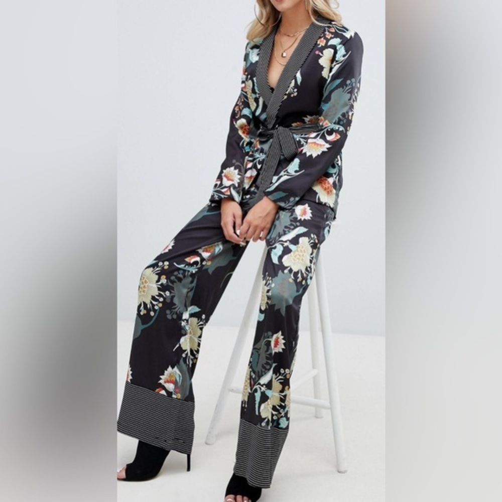 NWT Boohoo contrast jacket and pants set in mixed floral & stripe size 8 medium